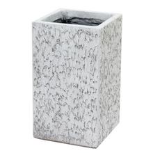 Biely vysoký štvorcový obal na kvety s textúrou.