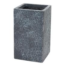 Čierny vysoký štvorcový obal na kvety s textúrovaným povrchom.