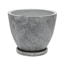 Šedý keramický kvetináč s miskou a vzorom listov.