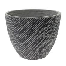 Čierny keramický kvetináč s textúrovaným povrchom.