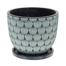 Zelený a čierny keramický kvetináč s miskou.