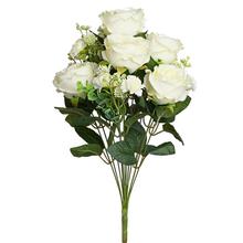 Kytica pivónie v krémovej farbe s drobnými kvetmi a zeleňou.