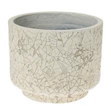 Biely keramický kvetináč s prasklinami, výška 24 cm, priemer 19,6 cm.