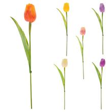 Umelé kvety tulipány v rôznych farbách.