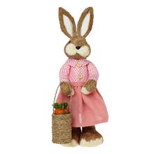 Zajačica s košíkom, slamová dekorácia v ružovej farbe.