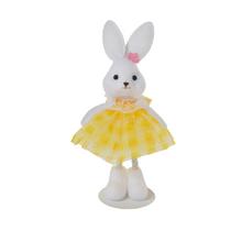 Žltá stojaca zajačica s ružovou kvetinou na hlave.