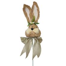 Zápich zajac s mašľou z prírodnej slamy.