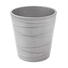 Strieborný obal na orchideu s textúrou.