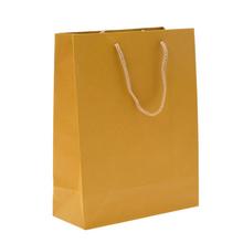 Žltá papierová taška strednej veľkosti.
