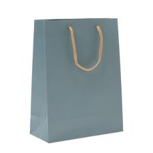 Šedá papierová taška strednej veľkosti s jutovým uchom.