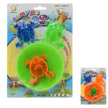 Hra ŽABKY s farebnými žabkami a kruhom.