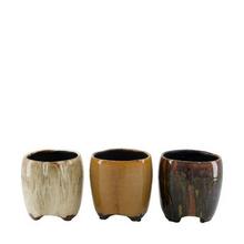 Keramické obaly na kvety v troch farbách.