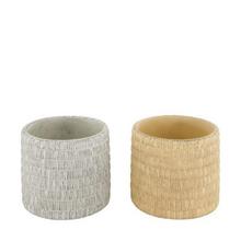 Cementové obaly na kvety v dvoch farbách, šedá a béžová.