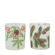 Sviečky v sklenených svietnikoch s vianočnými motívmi.