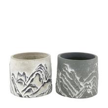 Cementové obaly na kvety s horským vzorom.