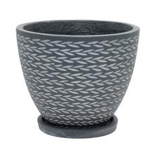 Čierny keramický kvetináč s miskou a vzorom.