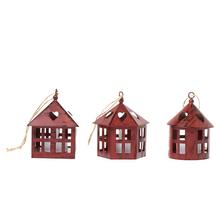 Červené kovové lampáše v tvare domčeka.