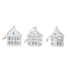 Bielo-strieborný LED lampáš v tvare domčeka.