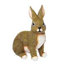 Hnedý keramický zajačik s detailným spracovaním.