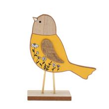 Žltý drevený vták s kvetinovým vzorom.