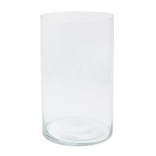 Priehľadná sklenená váza valcového tvaru.