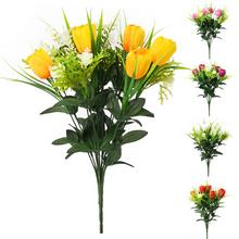 Kytica umelých tulipánov s bielymi kvetmi a zeleňou, mix farieb.