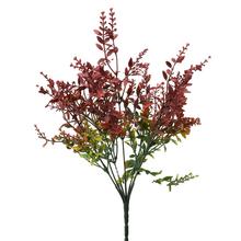 Umelé kvety so zeleno-červenými lístkami.