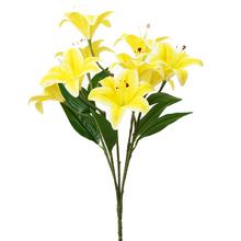 Kytica umelých žltých ľalií s piatimi kvetmi.
