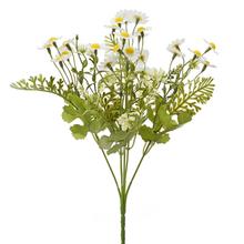 Kytica umelých kvetov kamiliek v bielej farbe.