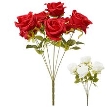 Kytica umelých ruží v červenej a bielej farbe.