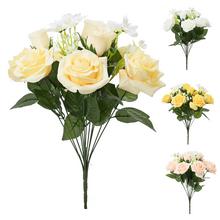 Kytica umelých ruží mix farieb s bielymi kvetmi.