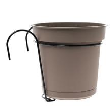 Obal s držiakom v hnedej farbe, ideálny na závesné kvetináče.