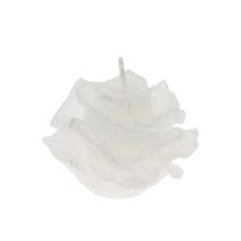 Malá biela sviečka v tvare ruže.