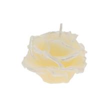Malá krémová sviečka v tvare ruže.