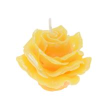 Malá žltá sviečka v tvare ruže.