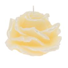 Sviečka v tvare ruže Elizabeth vo svetlej krémovej farbe.