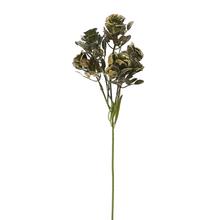 Umelá kvetina so zeleno-zlatými ružami a metalickým povrchom.