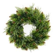 Umelý veniec z tuje so šiškami, zelený, priemer 36 cm.