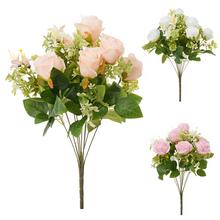 Kytica bielych a ružových umelých ruží s drobnými kvetmi a zeleňou.