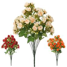 Kytica umelých ružičiek šípkových v mixe farieb a zelene.