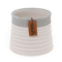 Biely a šedý keramický obal na kvetináče s jemným vzorom.