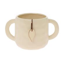 Obal keramika s ušami v krémovej farbe.