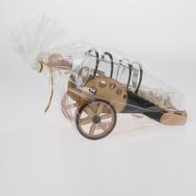 Darčeková sada pohárov v drevenom stojane.