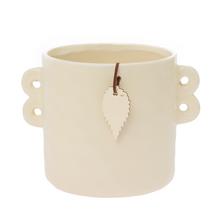 Obal keramika s uškami v krémovej farbe.