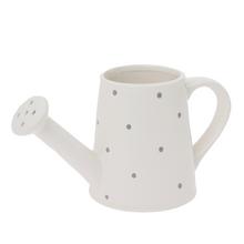 Biela váza krhla na suché aranžovanie s bodkami.