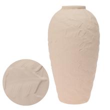 Béžová keramická váza s textúrou.