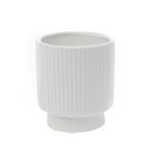 Biely pruhovaný keramický obal na kvetináče.