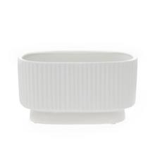 Biely pruhovaný oválny keramický obal na kvety.