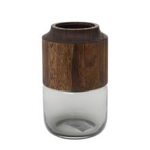 Sklenená váza s dreveným vrchom.