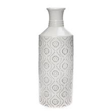 Biela keramická váza s ornamentálnym vzorom.
